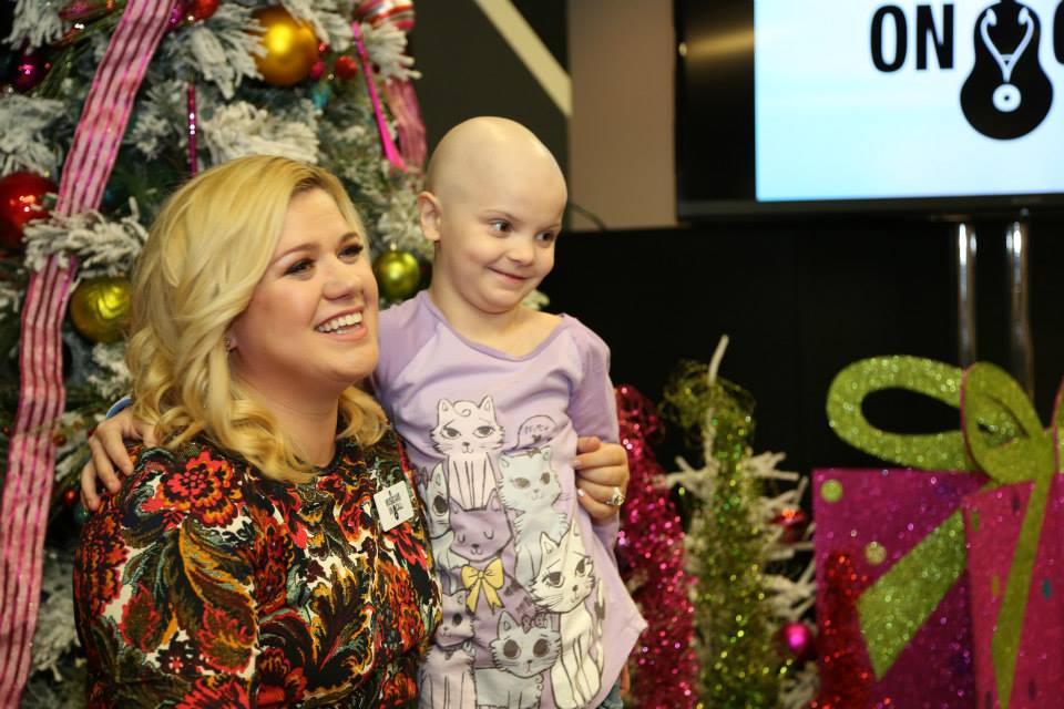 Kelly Clarkson Celebrates the Holiday Season With Musicians On Call