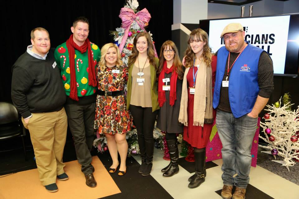 Kelly Clarkson Celebrates the Holiday Season With Musicians On Call