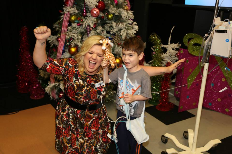 Kelly Clarkson Celebrates the Holiday Season With Musicians On Call