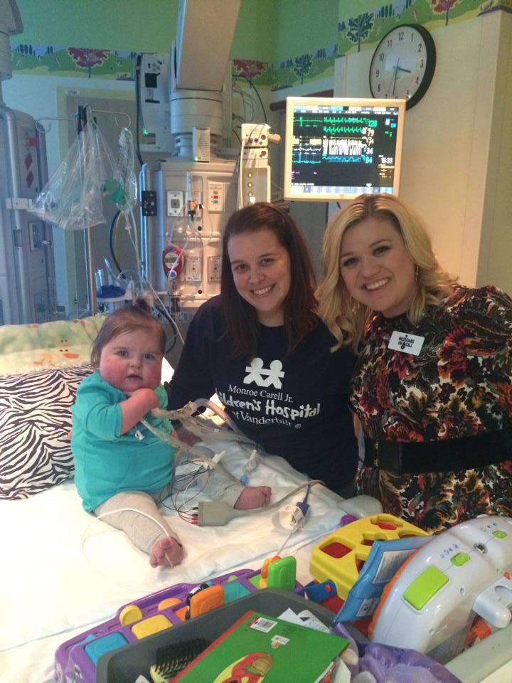 Kelly Clarkson Celebrates the Holiday Season With Musicians On Call