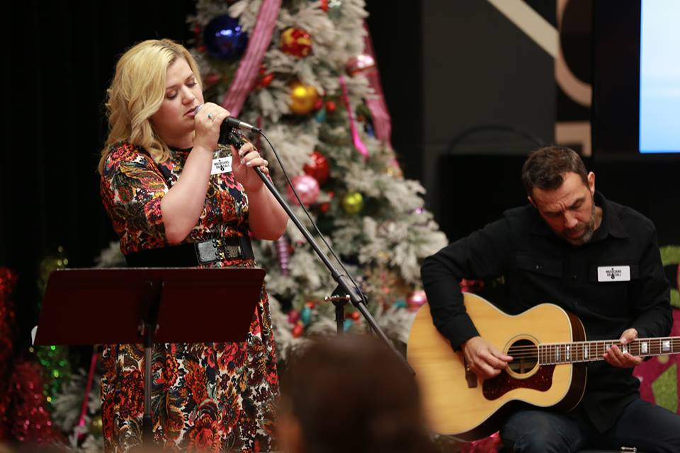 Kelly Clarkson Celebrates the Holiday Season With Musicians On Call