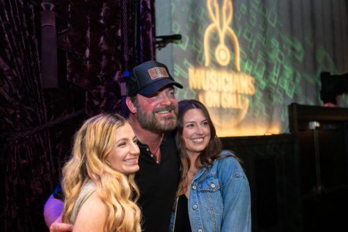 Picture of Lee Brice and patients