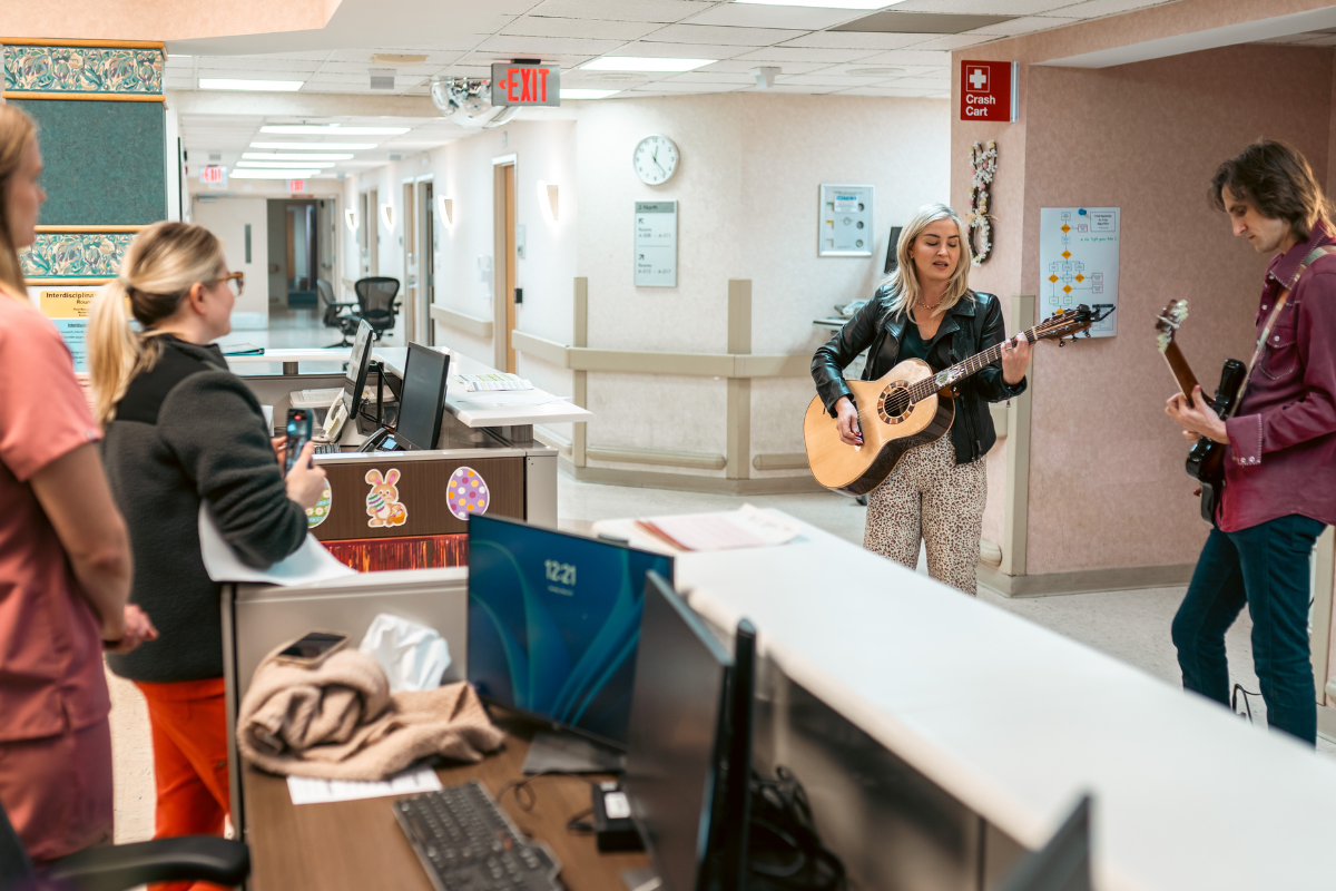 Maggie Rose sings for the nurses